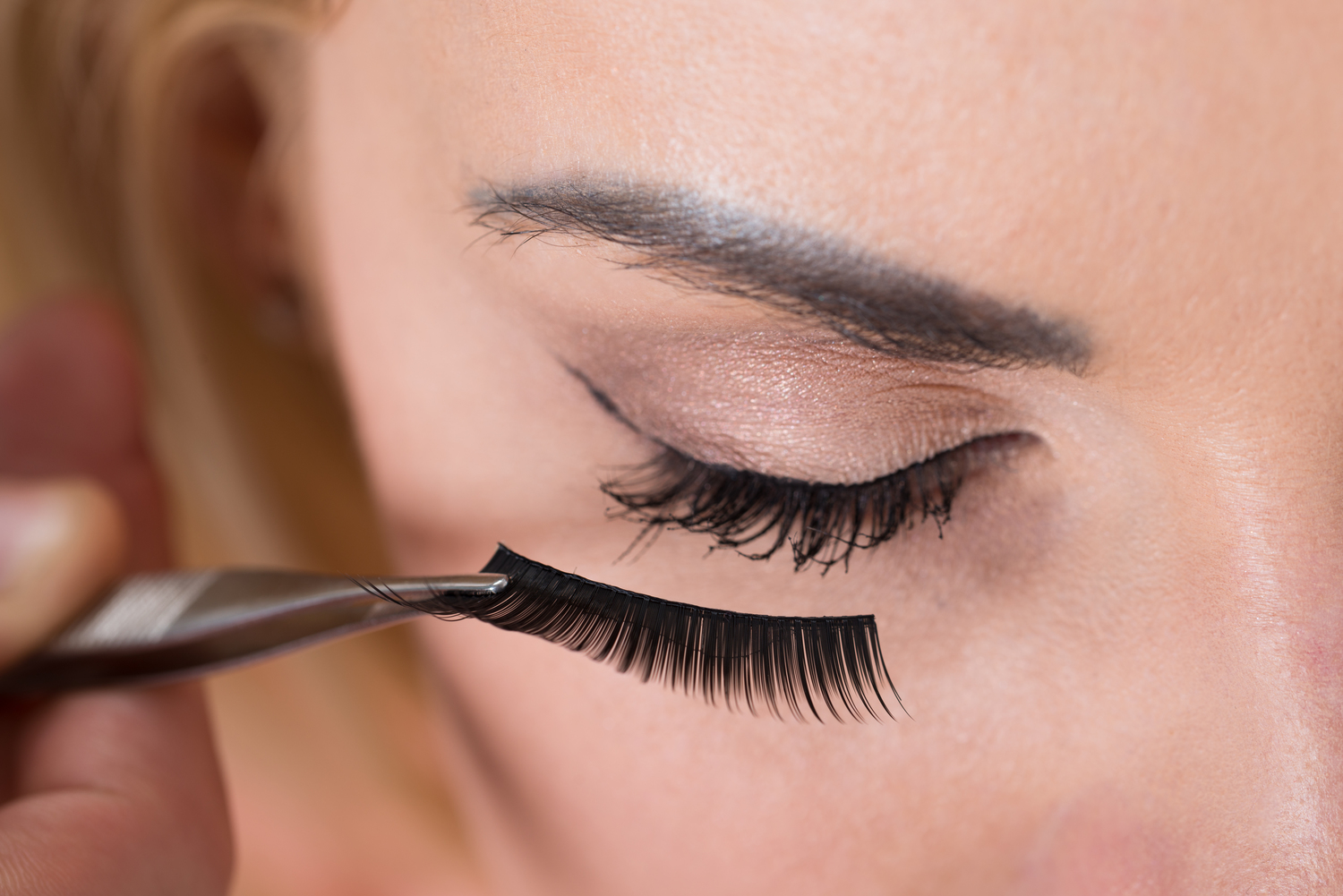 All about strip false eyelashes