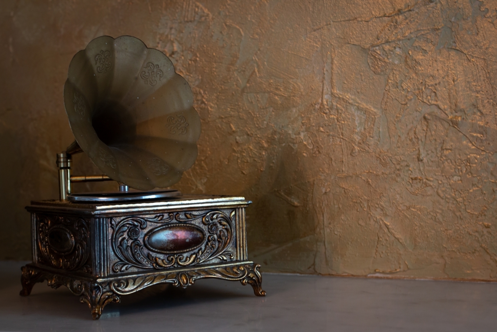 6 Collectibles from Attics and Garage Sales That Can Quickly Turn Into Cash